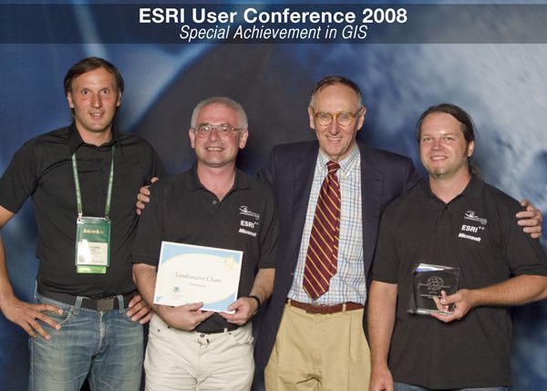 Von links: Wolfgang Egner (ESRI-Germany), Reinhard Babl (Landratsamt Cham), Präsident Jack Dangermond (ESRI Inc.), Dr. Ulrich Huber (Landratsamt Cham)