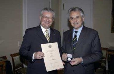 Finanzminister Faltlhauser überreicht Landrat Theo Zellner den Preis