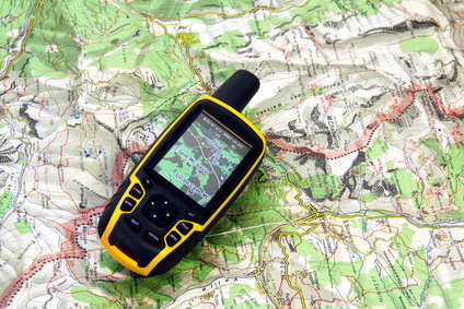 GPS-Empfänger liegt auf einer Landkarte