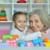 Großmutter und Enkelin spielen mit Legosteinen