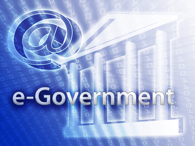 Schriftzug e-Government vor Regierungsgebäude und Daten