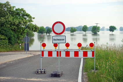 Verkehrsschild: Durchfahrt gesperrt wegen Hochwassers