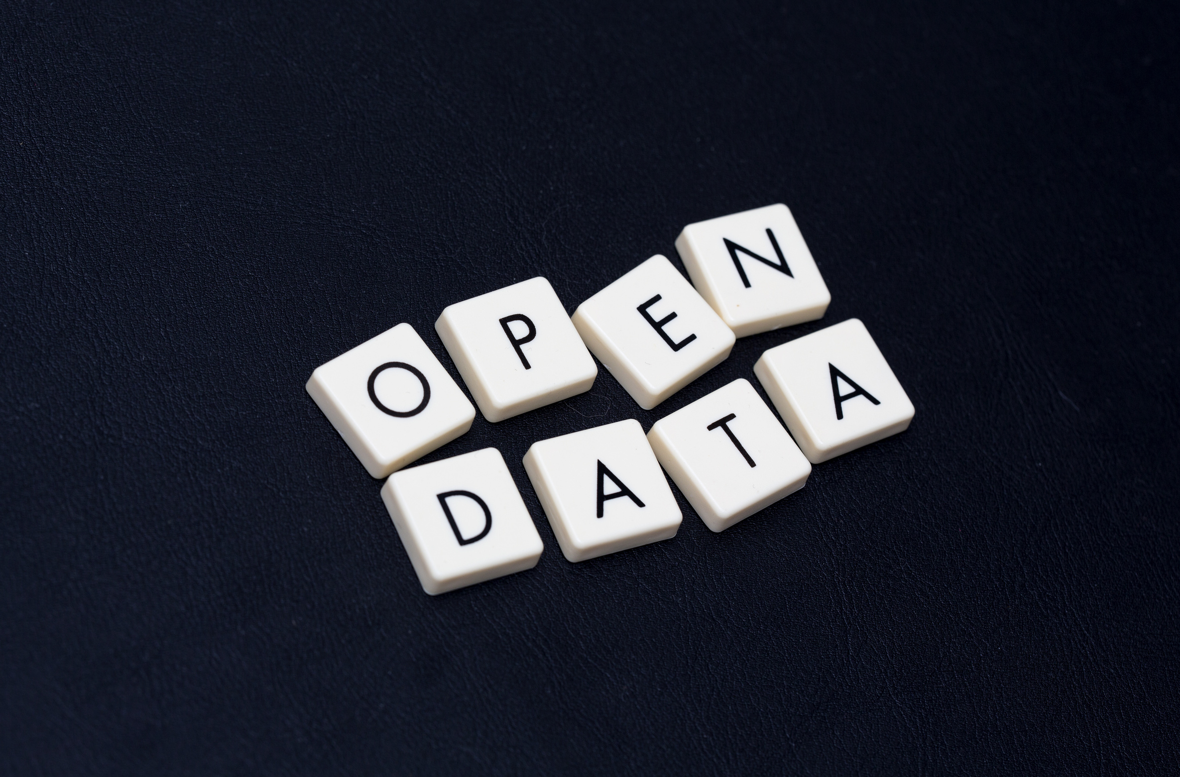 Buchstabenplättchen bilden die Worte: Open Data