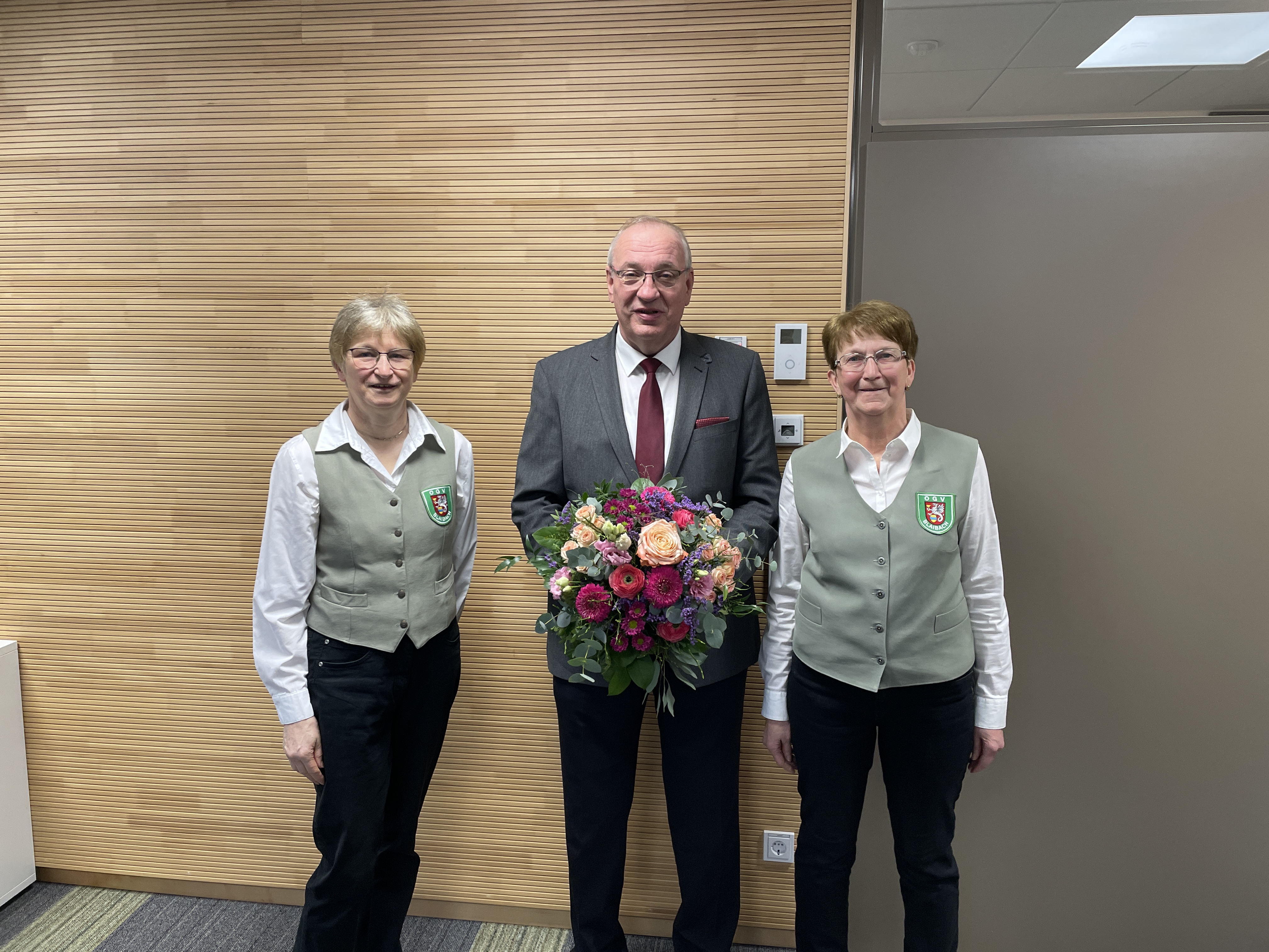 Die beiden Vorsitzenden des OGV Blaibach überreichten Landrat Franz Löffler einen Blumengruß zum Valentinstag