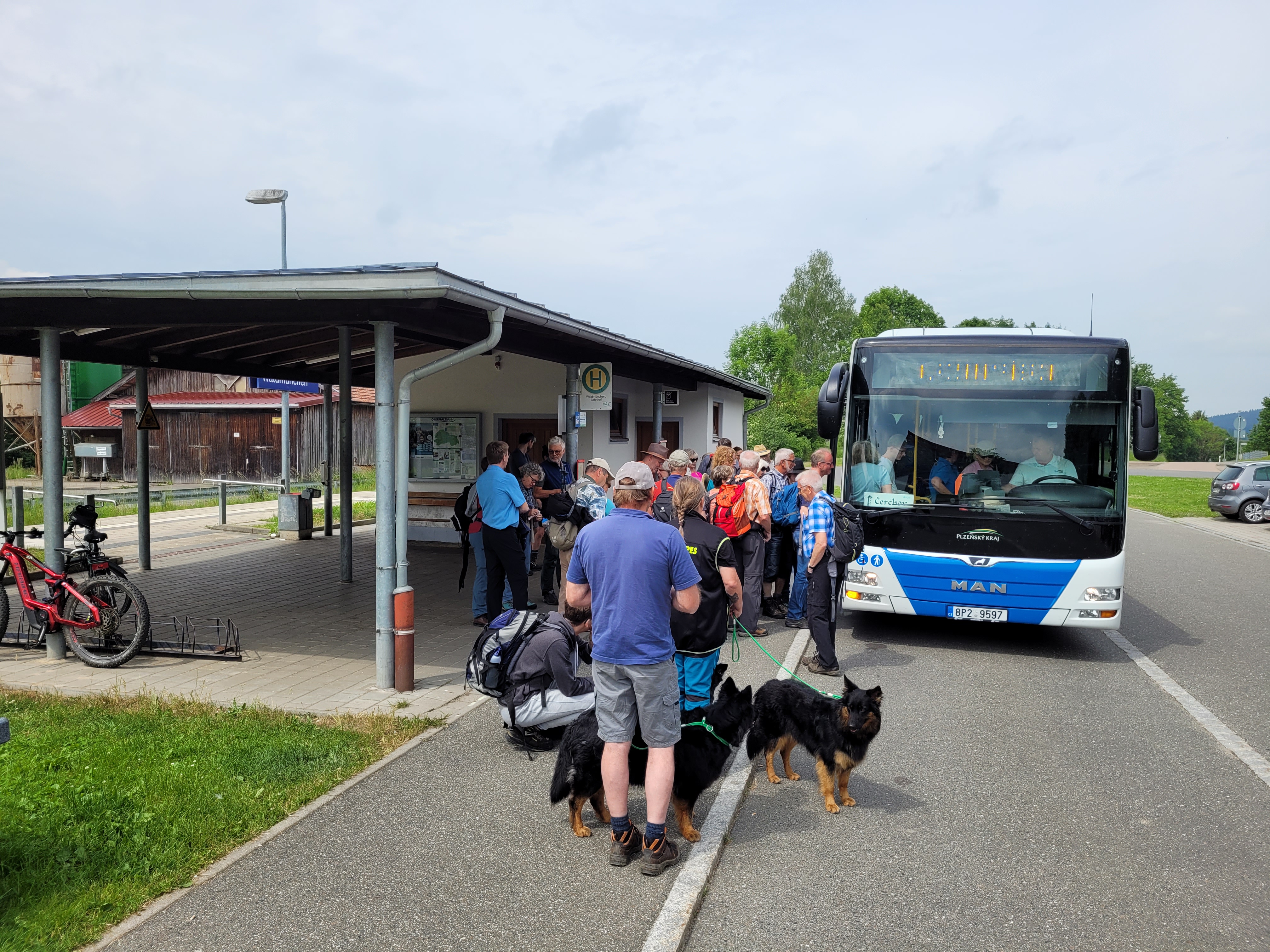 Der Čerchov-Bus an der Haltestelle am Bahnhof in Waldmünchen. Ein beliebtes Verkehrsmittel für Wanderer, Urlauber und Ausflügler in der Region