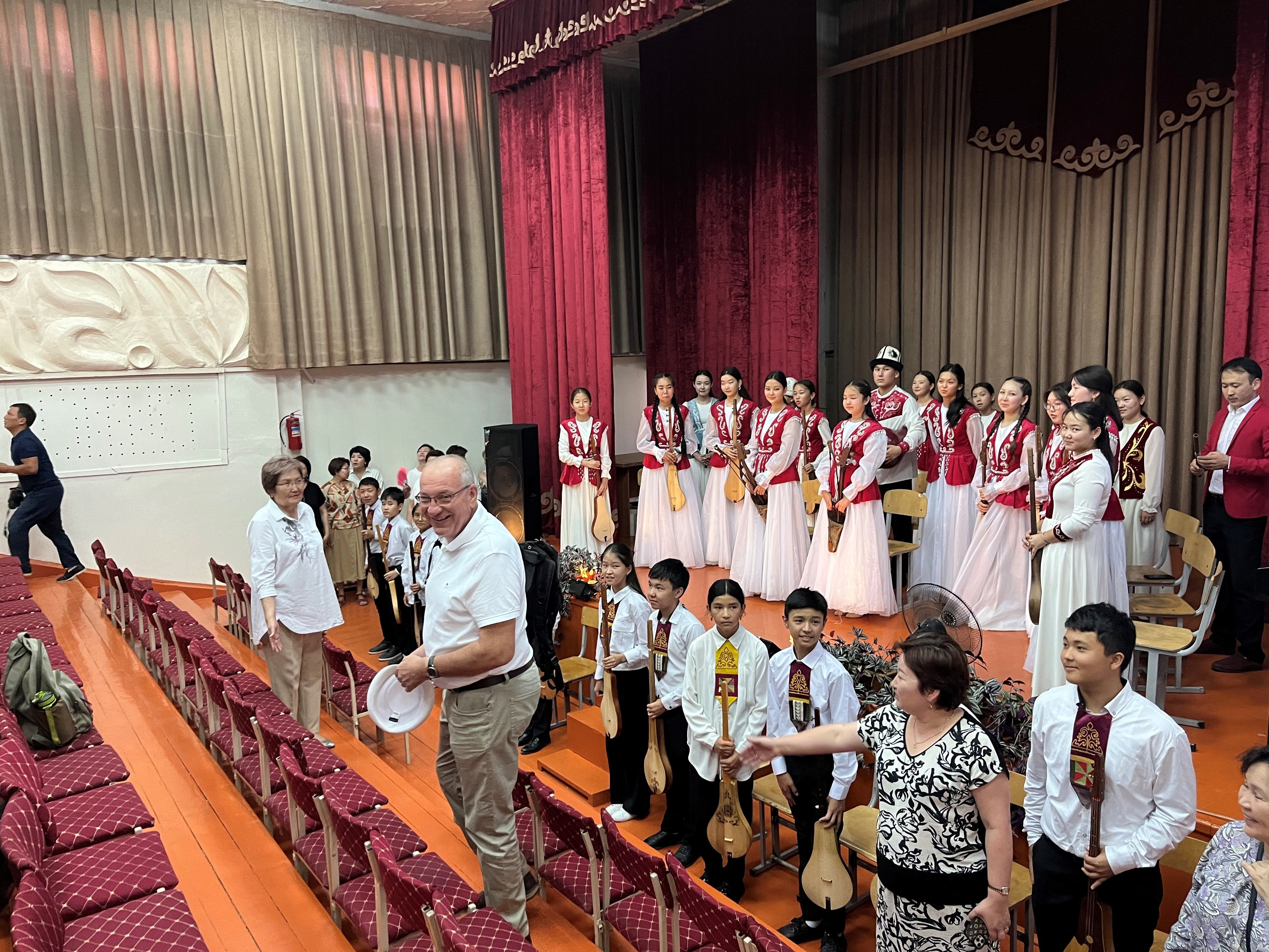 Empfang der Chamer Delegation durch die Musikgruppe in der Schule 69 in Bishkek