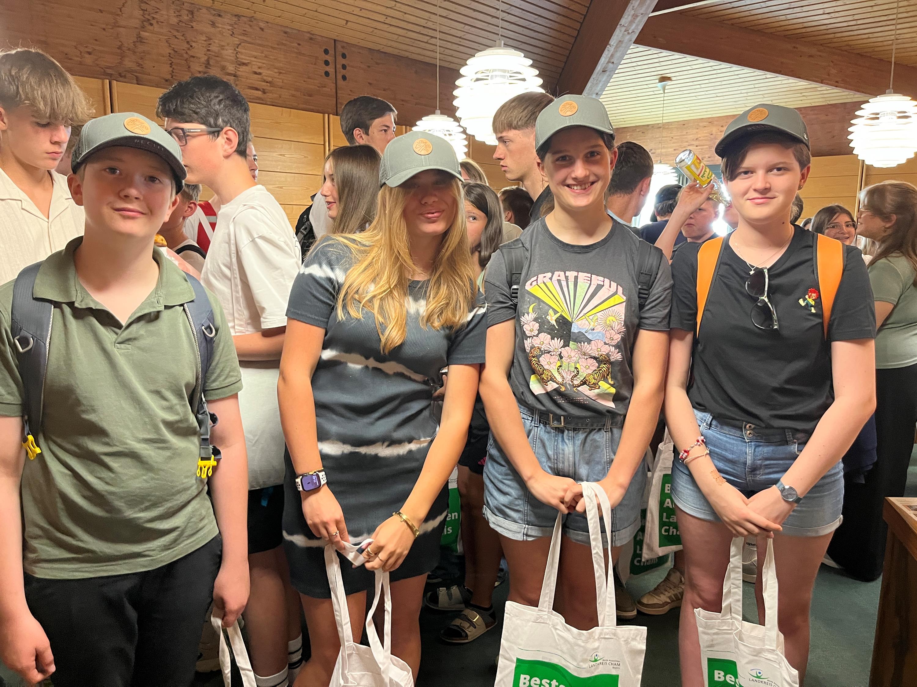 Schülerinnen und Schüler mit Landkreis-Tasche und Landkreis-Cap 