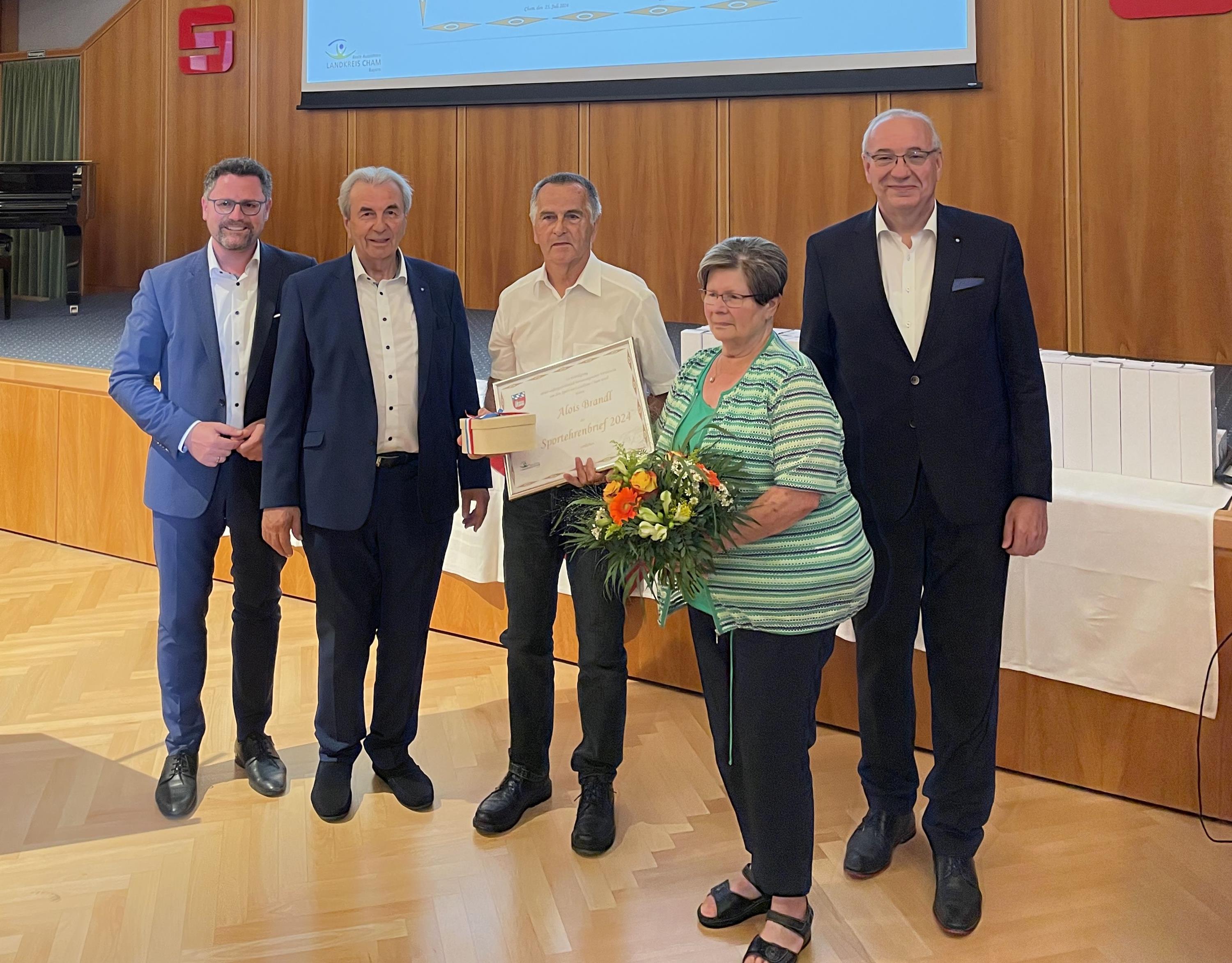 Eine besondere Ehrung erhielt Alois Brandl mit seiner Frau Elfriede. Er wurde von MdL Dr. Gerhard Hopp, dem Sportbeauftragten des Kreistags Günther Lommer und Landrat Franz Löffler mit dem Sportehrenbrief des Landkreises ausgezeichnet.