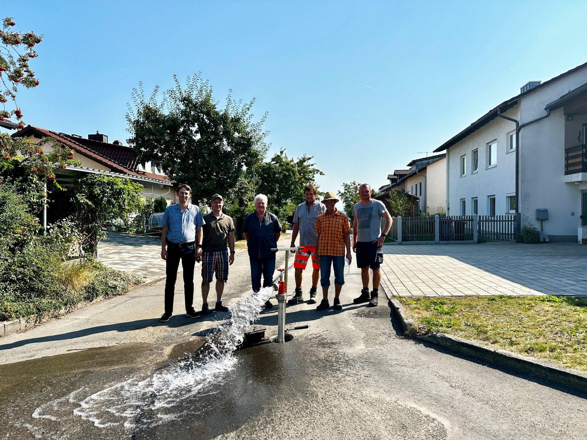 Freuen sich über die gelungene Umsetzung (von links):
Betriebsleiter Norbert Mezei, Bauleiter Fa. Dankerl Stefan Robl, 2. Bürgermeister Michelsneukirchen Josef Riedl, Polier Ewald Zimmermann, Rohrnetzmeister Herbert Senft, Wasserwart Simon Eigenstetter