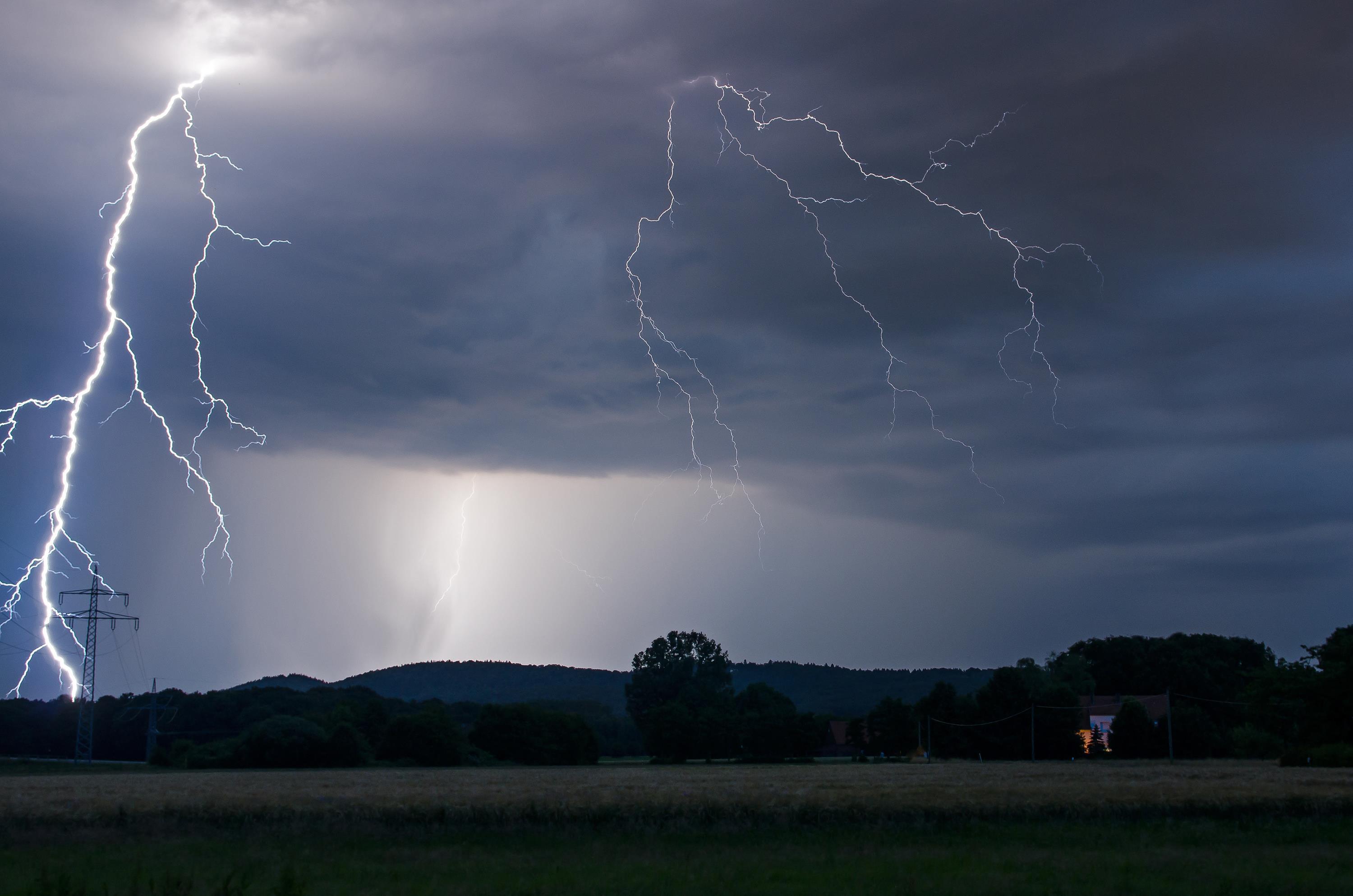 Gewitterhimmel mit Wolken und Blitze